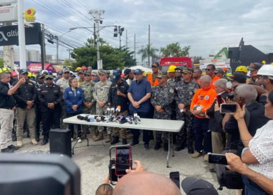Rescatistas enfrentan el horror de 221 vidas perdidas y un director quebrado por el dolor