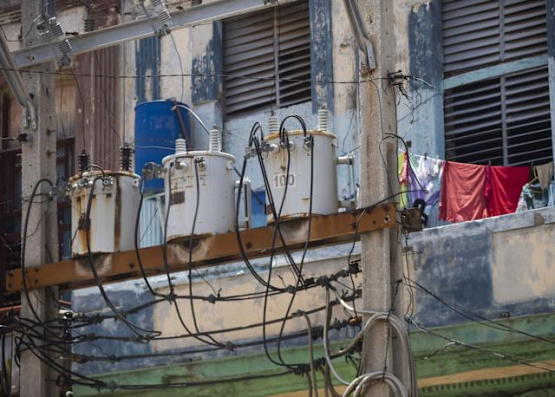 ¡Cuba a Oscuras! La Crónica de una Crisis Eléctrica que Afecta al 50% de la Isla mientras el Régimen Inaugura Nuevos Parques Solares