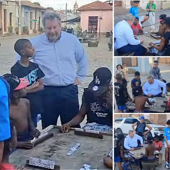 El jefe de la misión estadounidense sorprende al unirse a un juego de dominó con niños en Cuba: ¿un nuevo enfoque para entender la isla?