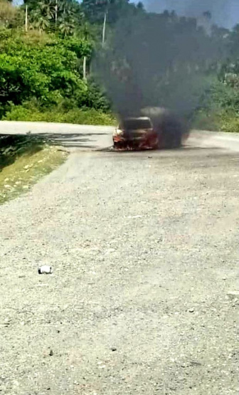 ¡Escalofriante! Un auto se incendia en plena carretera y sus ocupantes logran escapar ¡Descubre qué lo provocó!